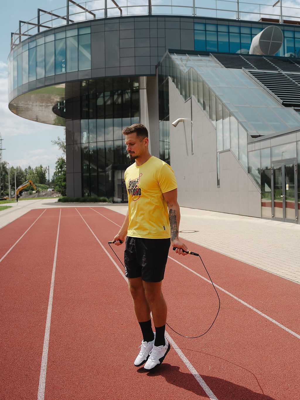 Skákání s Katana Rope BJP 6 mm venku na atletickém oválu